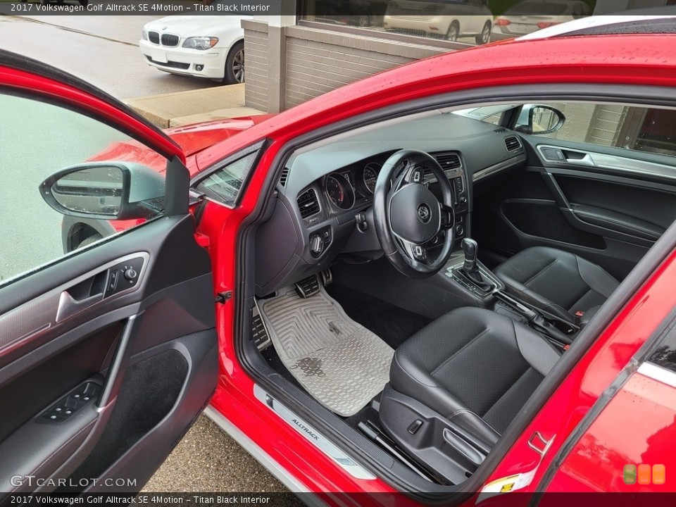 Titan Black Interior Photo for the 2017 Volkswagen Golf Alltrack SE 4Motion #143149401