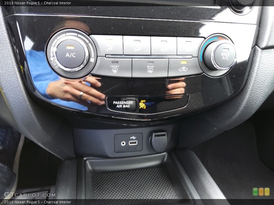 Charcoal Interior Controls for the 2019 Nissan Rogue S #143173549