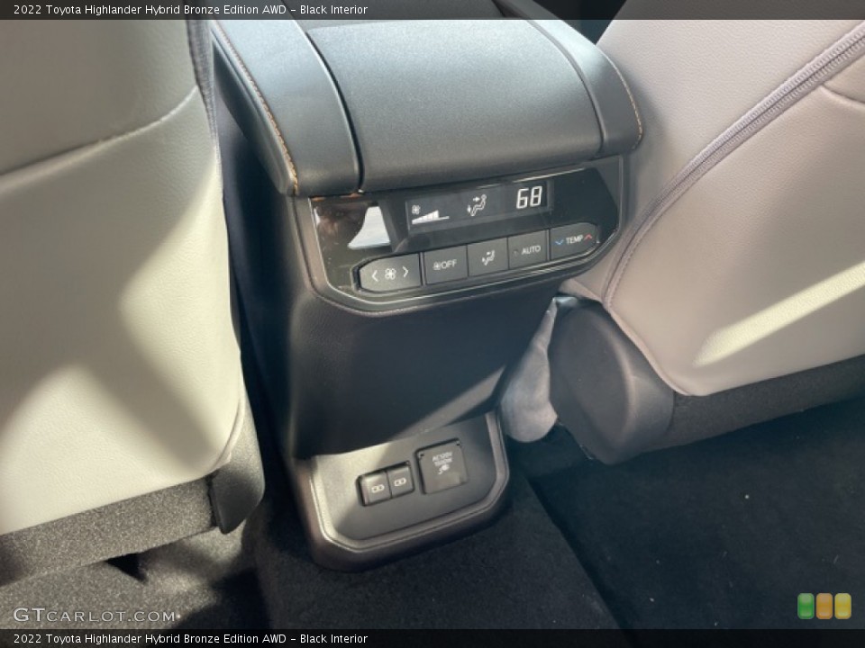 Black Interior Controls for the 2022 Toyota Highlander Hybrid Bronze Edition AWD #143179885