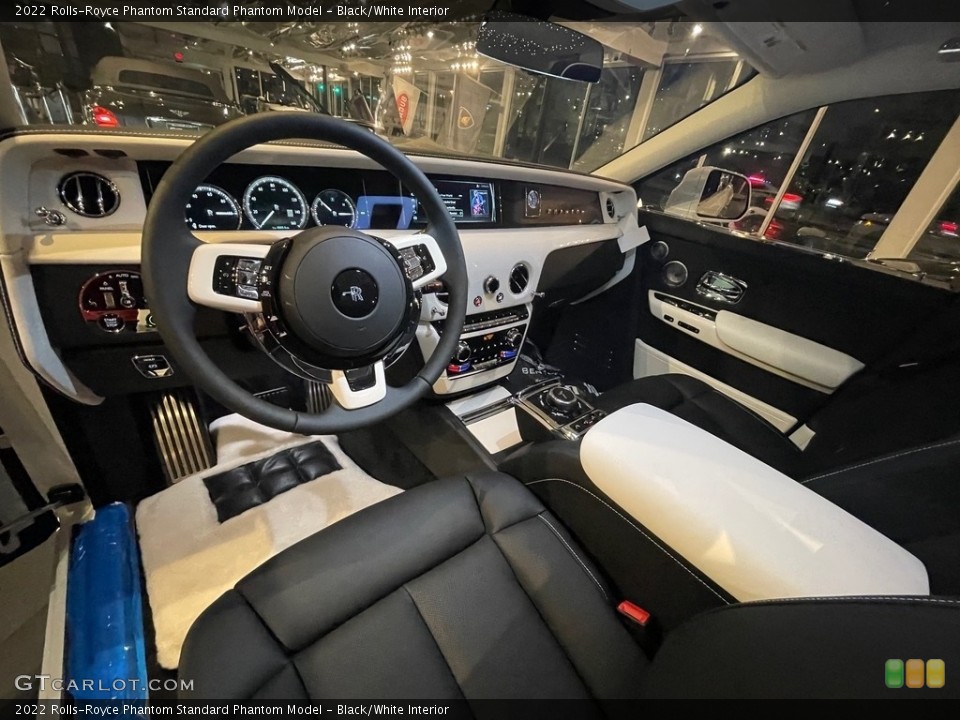 Black/White Interior Photo for the 2022 Rolls-Royce Phantom  #143290200