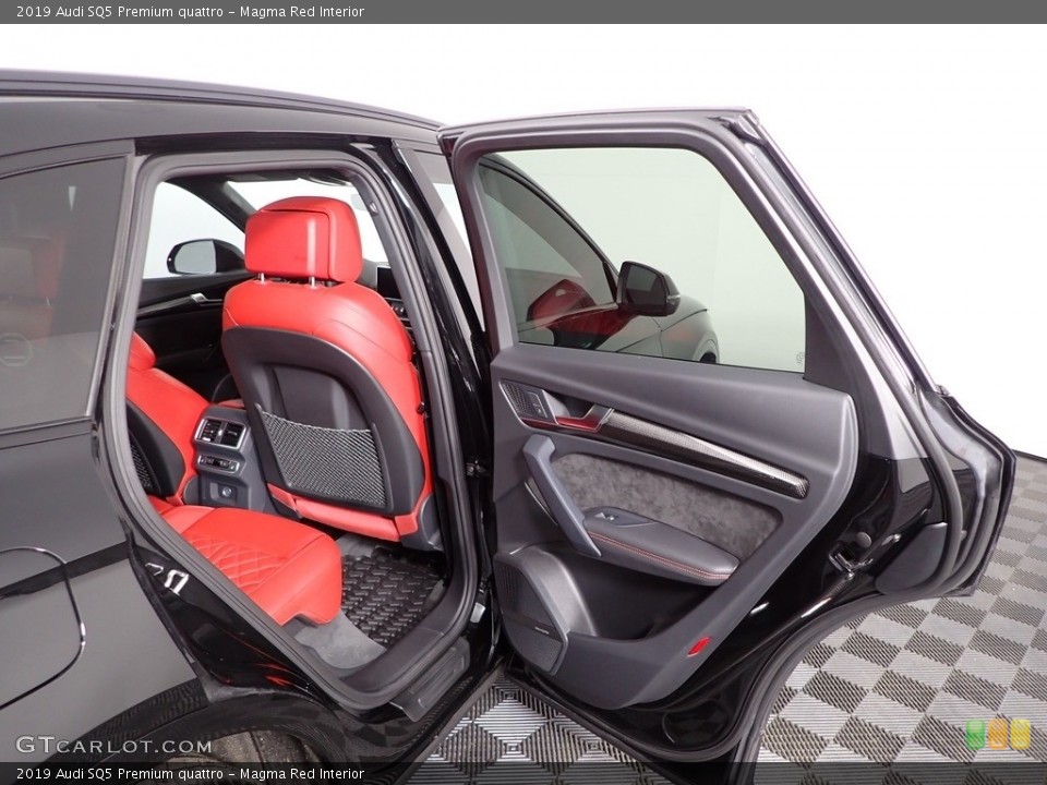 Magma Red Interior Door Panel for the 2019 Audi SQ5 Premium quattro #143383338