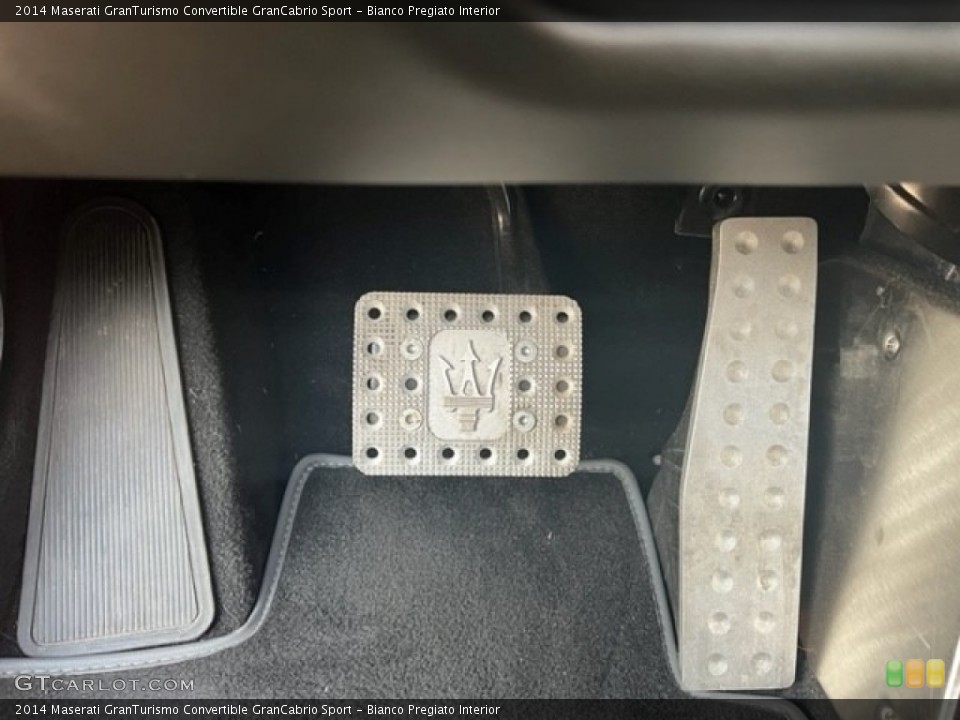 Bianco Pregiato Interior Controls for the 2014 Maserati GranTurismo Convertible GranCabrio Sport #143936807
