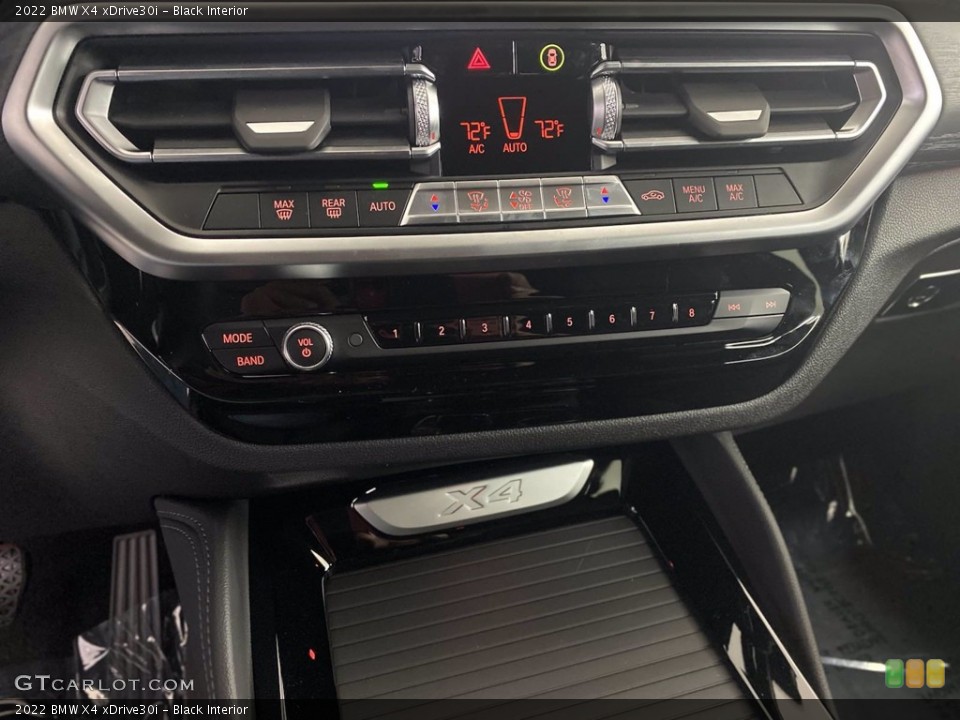 Black Interior Controls for the 2022 BMW X4 xDrive30i #144010902