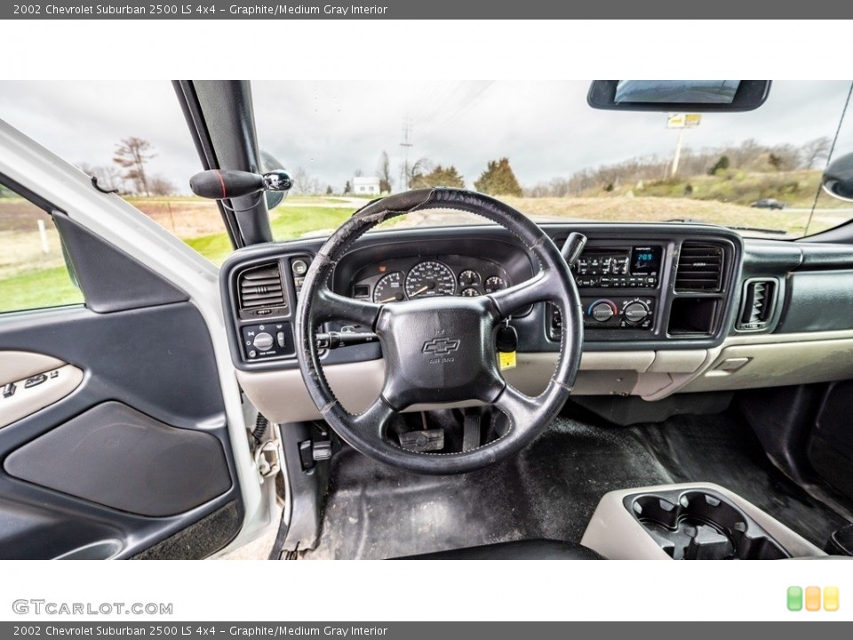 Graphite/Medium Gray Interior Controls for the 2002 Chevrolet Suburban 2500 LS 4x4 #144066033
