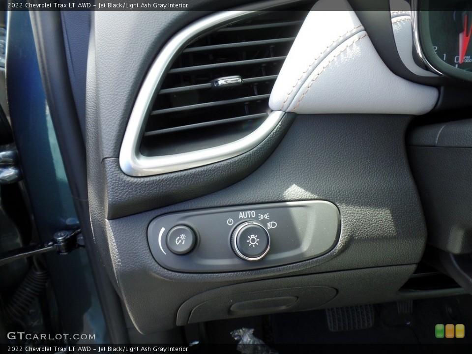 Jet Black/Light Ash Gray Interior Controls for the 2022 Chevrolet Trax LT AWD #144213648