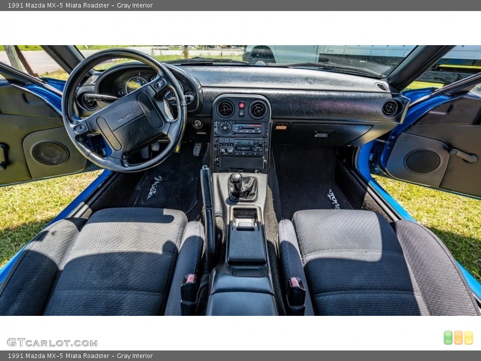 Gray Interior Photo for the 1991 Mazda MX-5 Miata Roadster #144358284