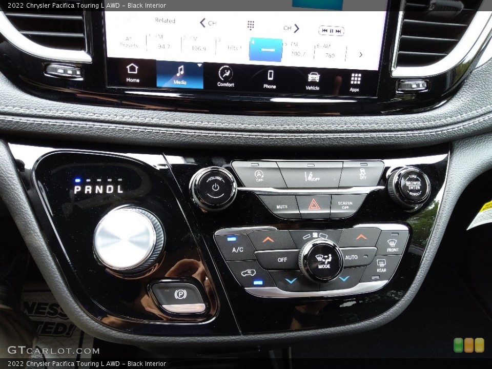 Black Interior Controls for the 2022 Chrysler Pacifica Touring L AWD #144470375