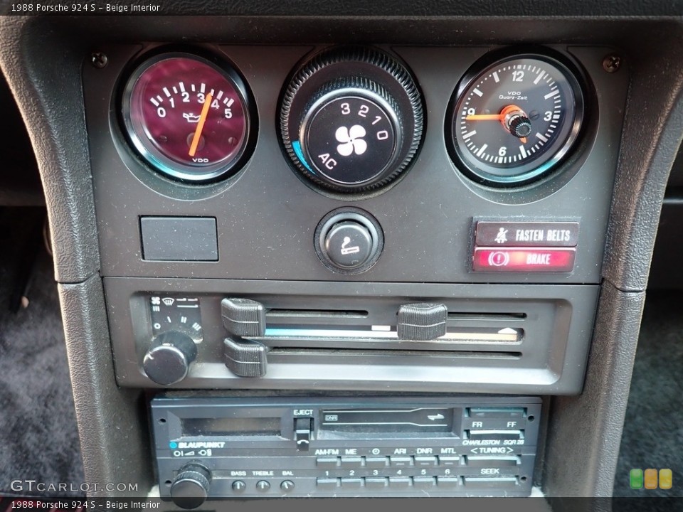 Beige Interior Controls for the 1988 Porsche 924 S #144581039