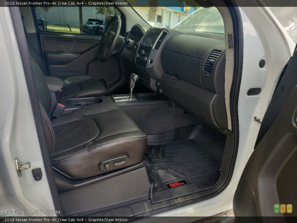 Graphite/Steel Interior Photo for the 2019 Nissan Frontier Pro-4X Crew Cab 4x4 #144741656