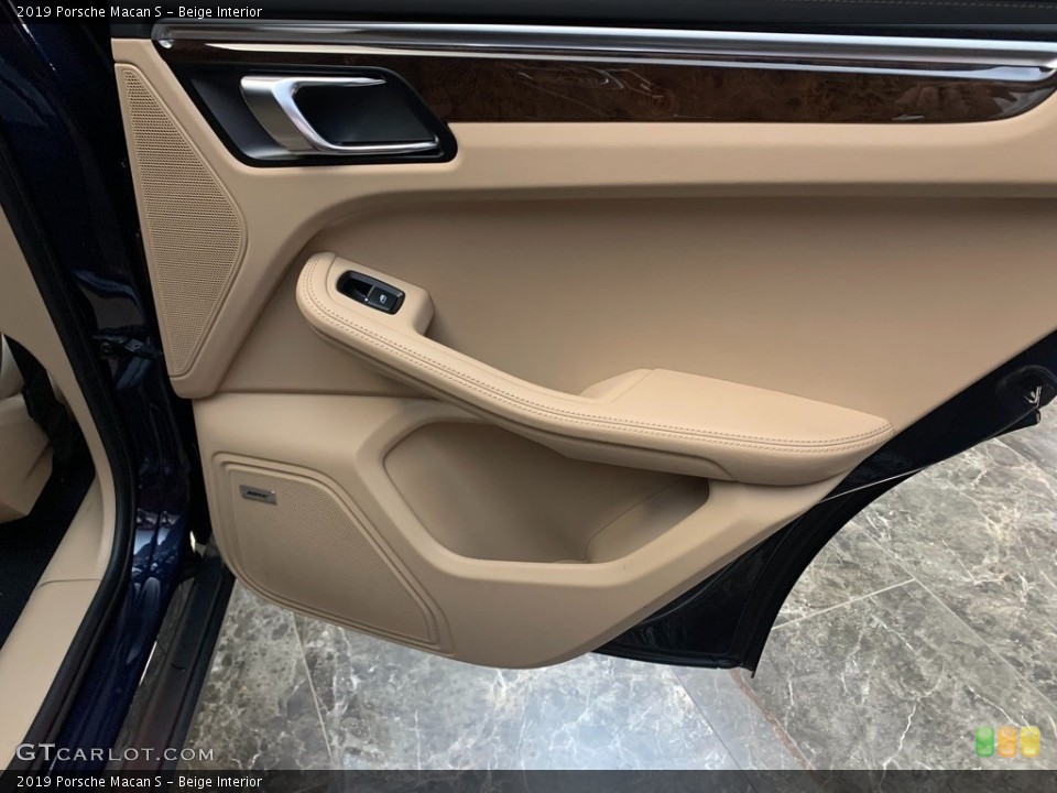Beige Interior Door Panel for the 2019 Porsche Macan S #144864547