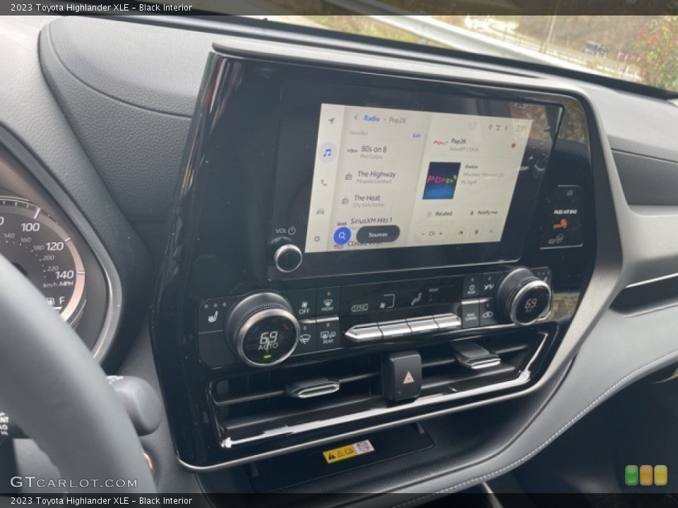 Black Interior Controls for the 2023 Toyota Highlander XLE #145132627