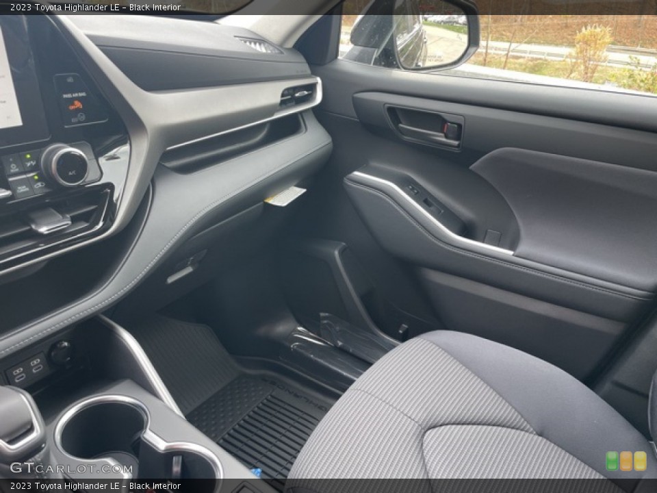 Black Interior Front Seat for the 2023 Toyota Highlander LE #145133324