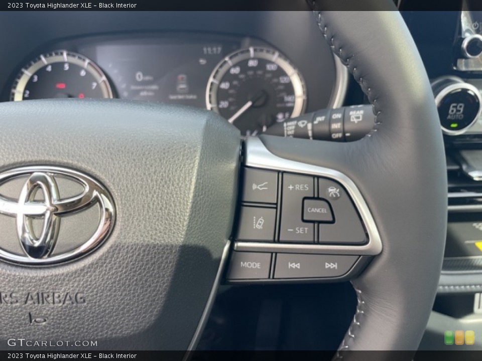 Black Interior Steering Wheel for the 2023 Toyota Highlander XLE #145134044