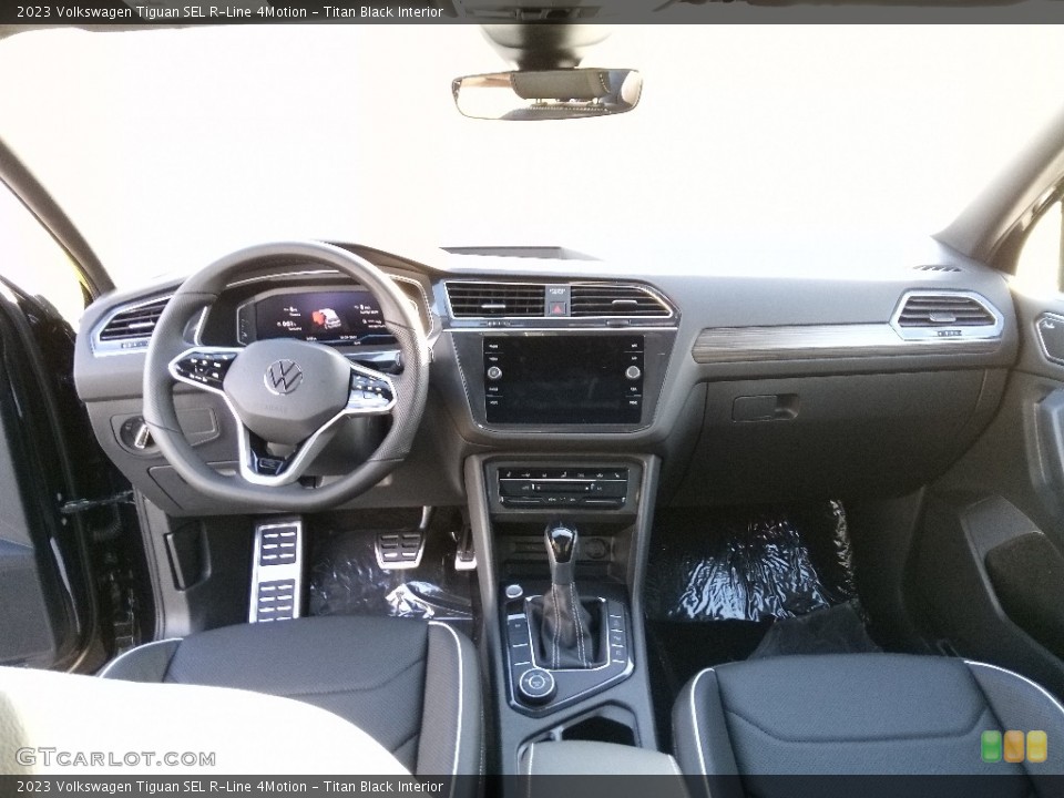 Titan Black Interior Photo for the 2023 Volkswagen Tiguan SEL R-Line 4Motion #145292499