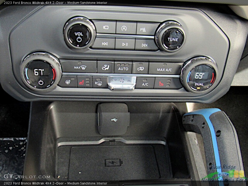 Medium Sandstone Interior Controls for the 2023 Ford Bronco Wildtrak 4X4 2-Door #145518090