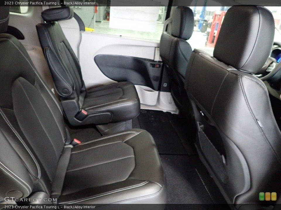 Black/Alloy Interior Rear Seat for the 2023 Chrysler Pacifica Touring L #145593162