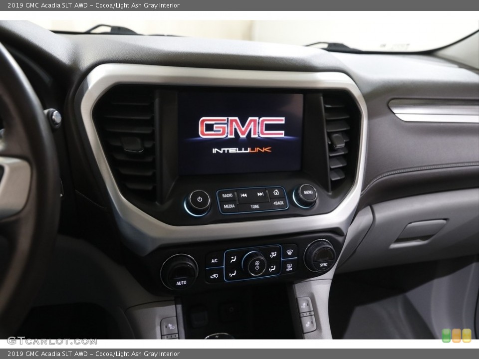 Cocoa/Light Ash Gray Interior Controls for the 2019 GMC Acadia SLT AWD #145620026