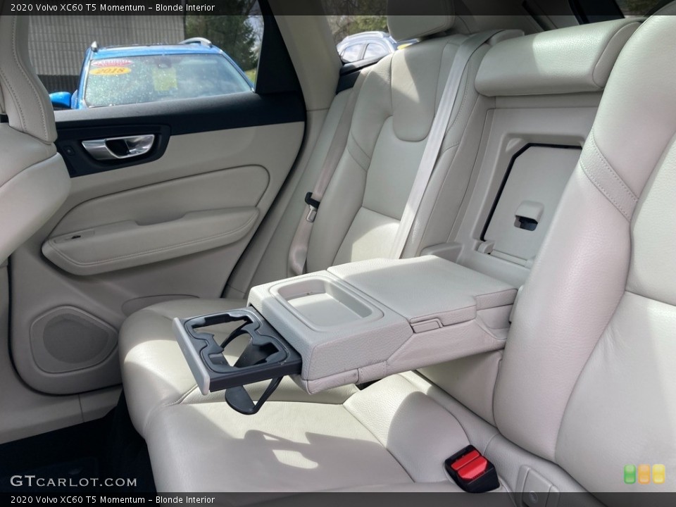 Blonde Interior Rear Seat for the 2020 Volvo XC60 T5 Momentum #145840760