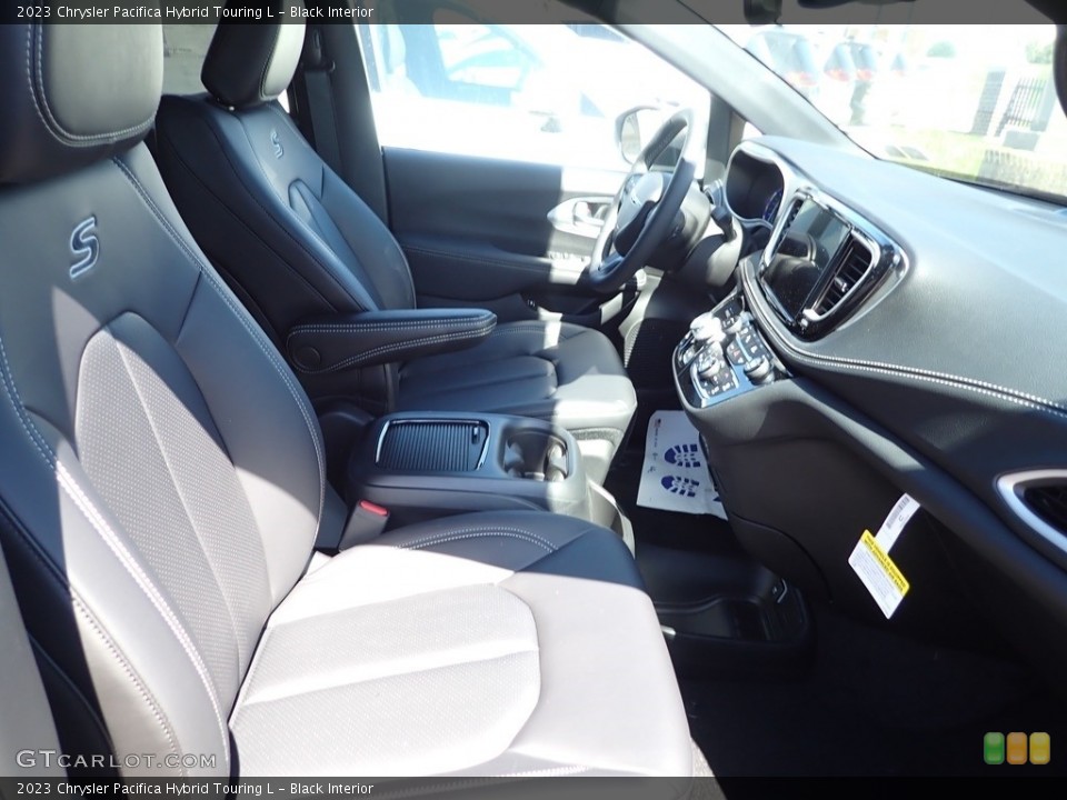 Black Interior Front Seat for the 2023 Chrysler Pacifica Hybrid Touring L #145950821