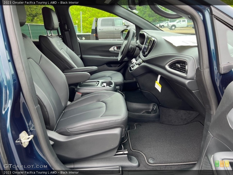Black Interior Front Seat for the 2023 Chrysler Pacifica Touring L AWD #146034010
