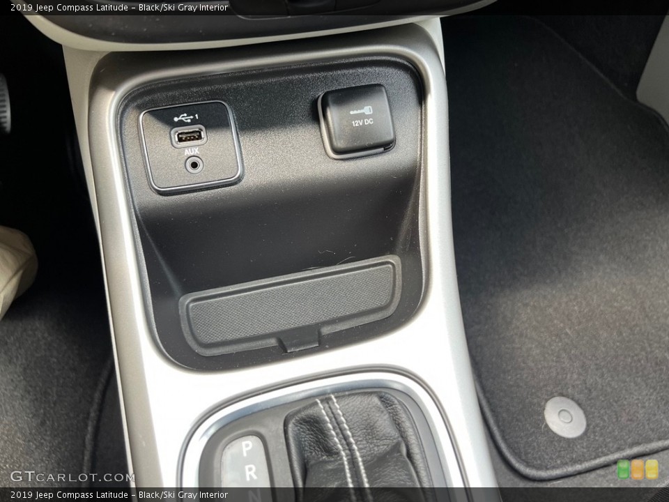 Black/Ski Gray Interior Controls for the 2019 Jeep Compass Latitude #146123807