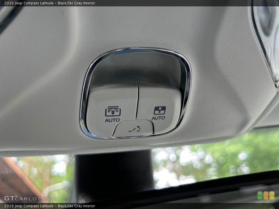 Black/Ski Gray Interior Controls for the 2019 Jeep Compass Latitude #146123855