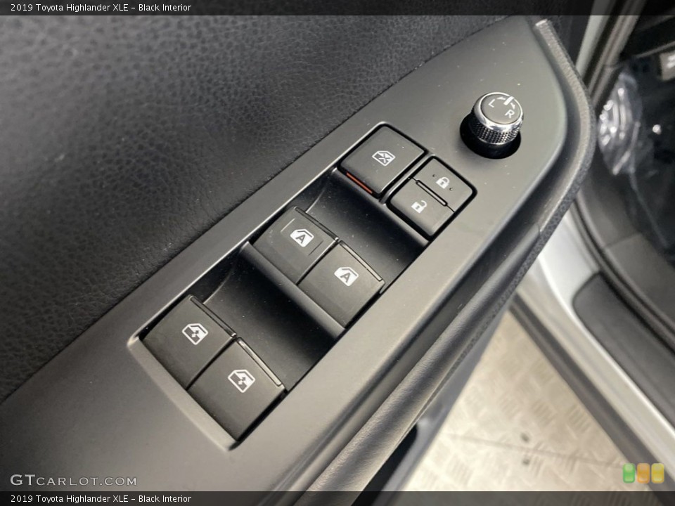 Black Interior Controls for the 2019 Toyota Highlander XLE #146158080