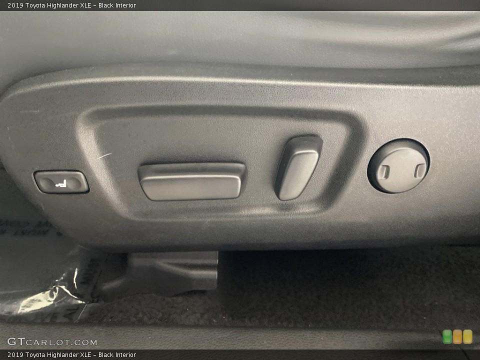 Black Interior Controls for the 2019 Toyota Highlander XLE #146158105