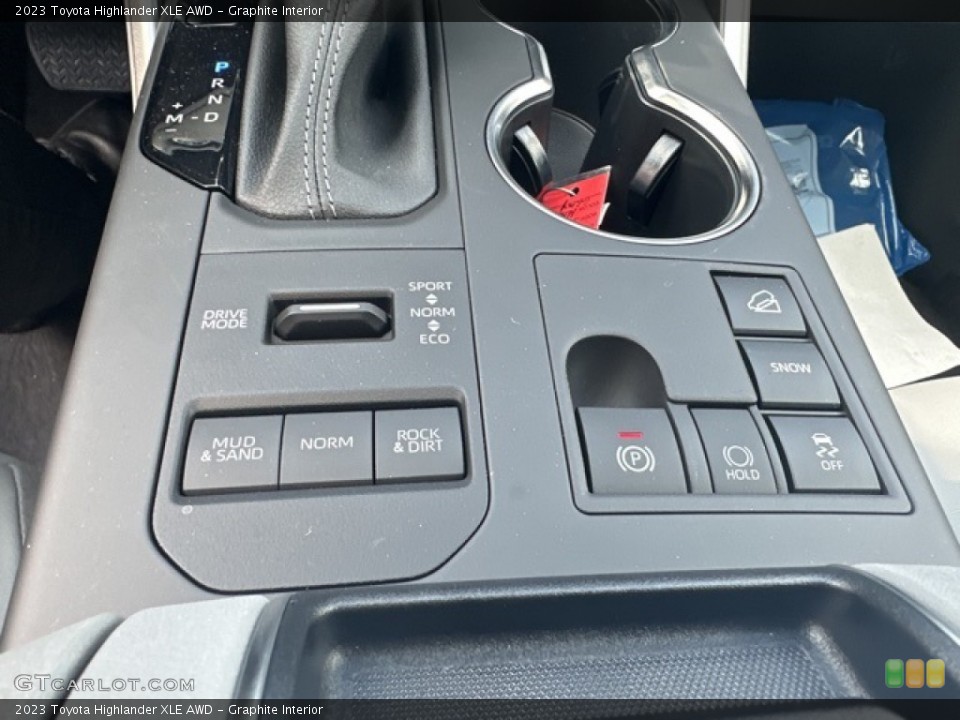 Graphite Interior Controls for the 2023 Toyota Highlander XLE AWD #146207058