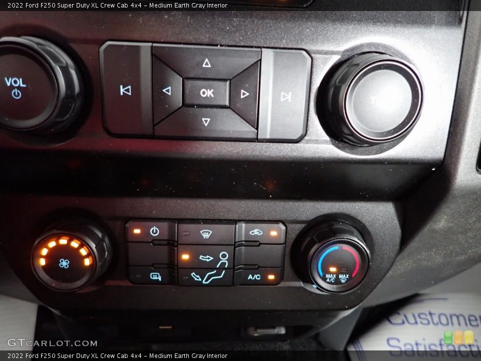 Medium Earth Gray Interior Controls for the 2022 Ford F250 Super Duty XL Crew Cab 4x4 #146296640