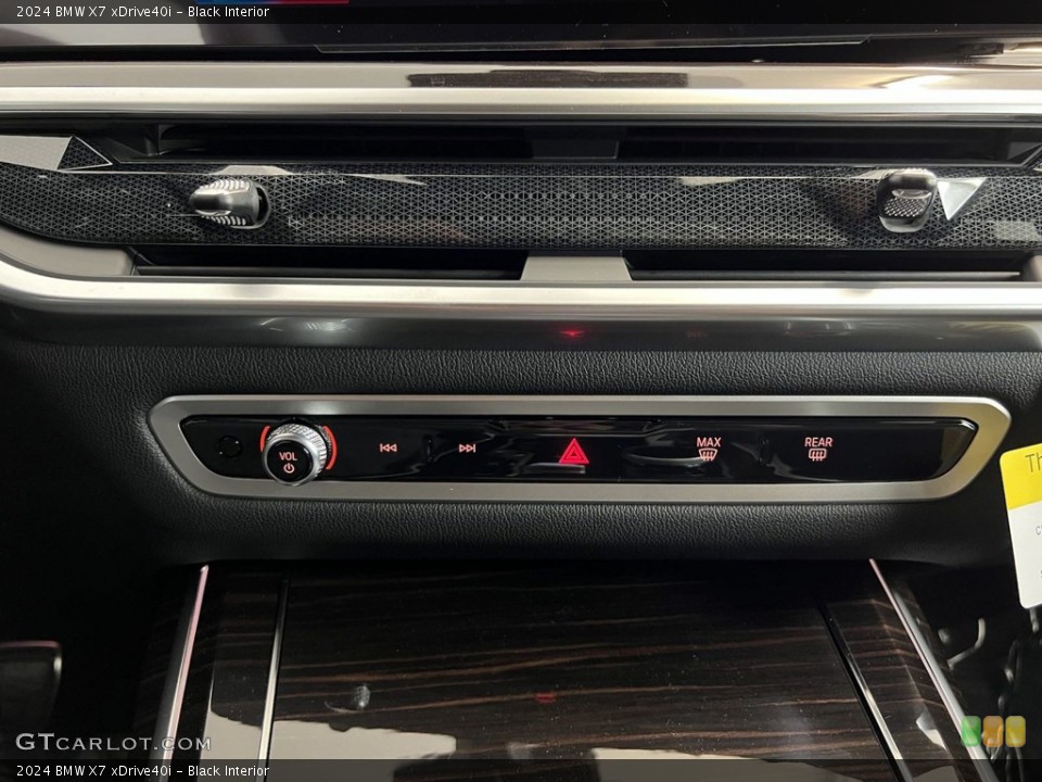 Black Interior Controls for the 2024 BMW X7 xDrive40i #146350378
