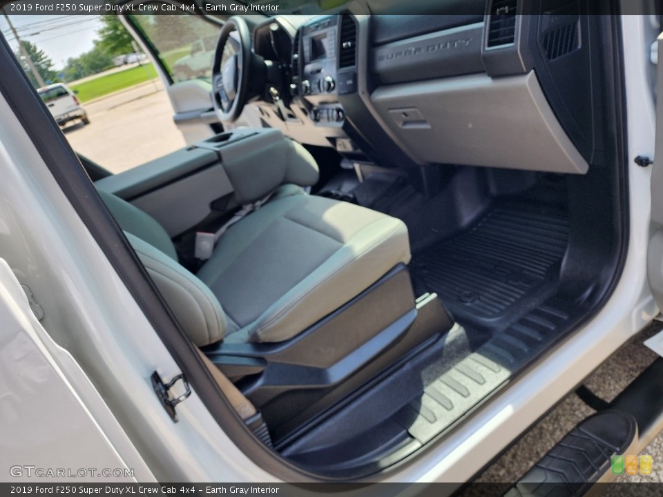 Earth Gray Interior Photo for the 2019 Ford F250 Super Duty XL Crew Cab 4x4 #146392238