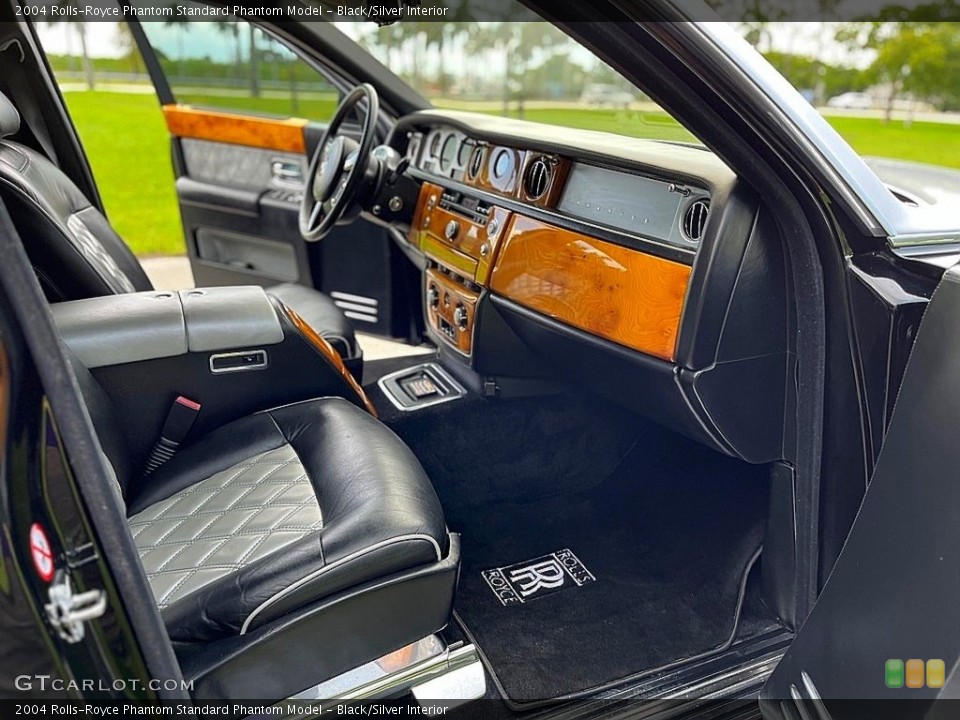 Black/Silver Interior Photo for the 2004 Rolls-Royce Phantom  #146404902