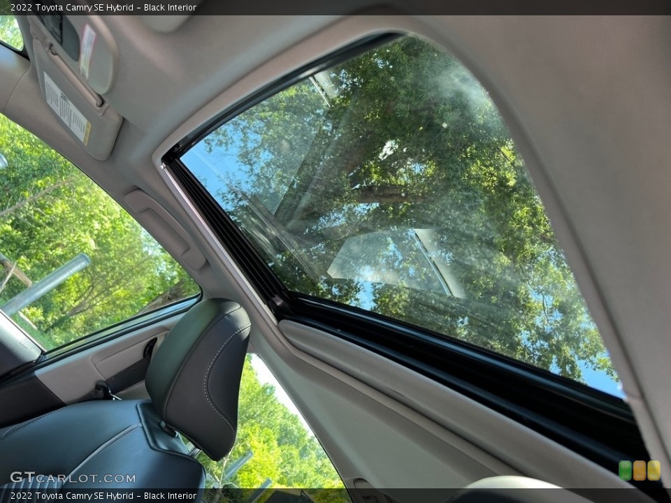 Black Interior Sunroof for the 2022 Toyota Camry SE Hybrid #146428160