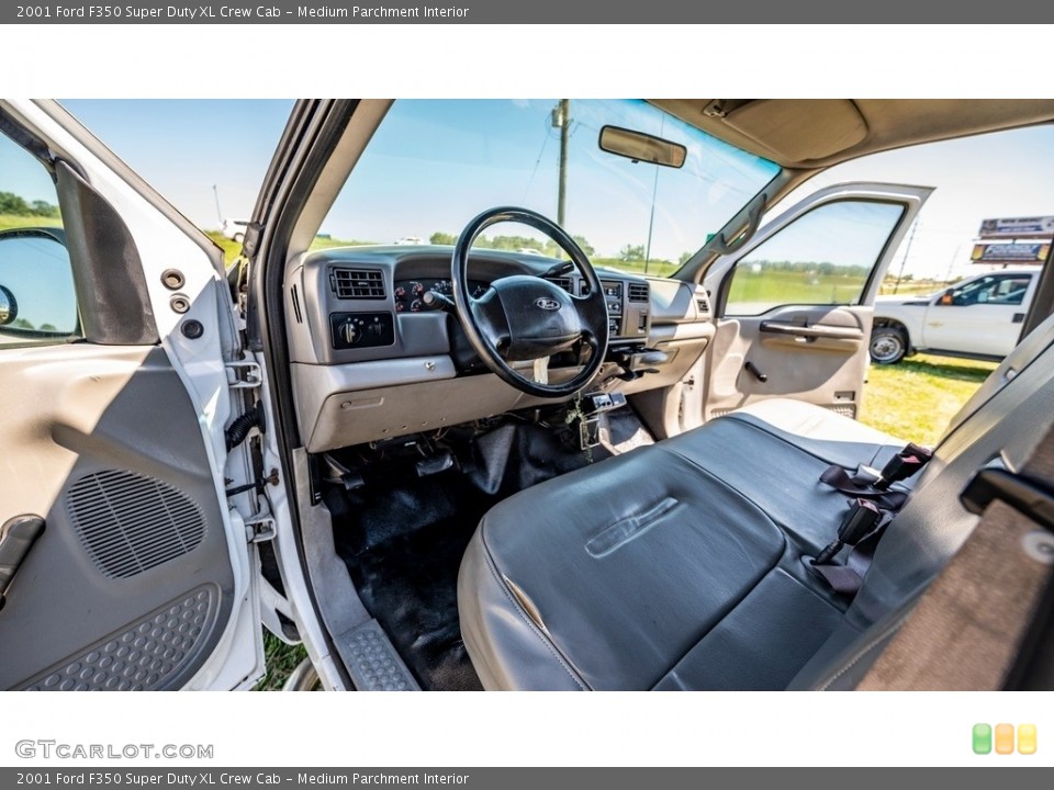 Medium Parchment Interior Photo for the 2001 Ford F350 Super Duty XL Crew Cab #146518974
