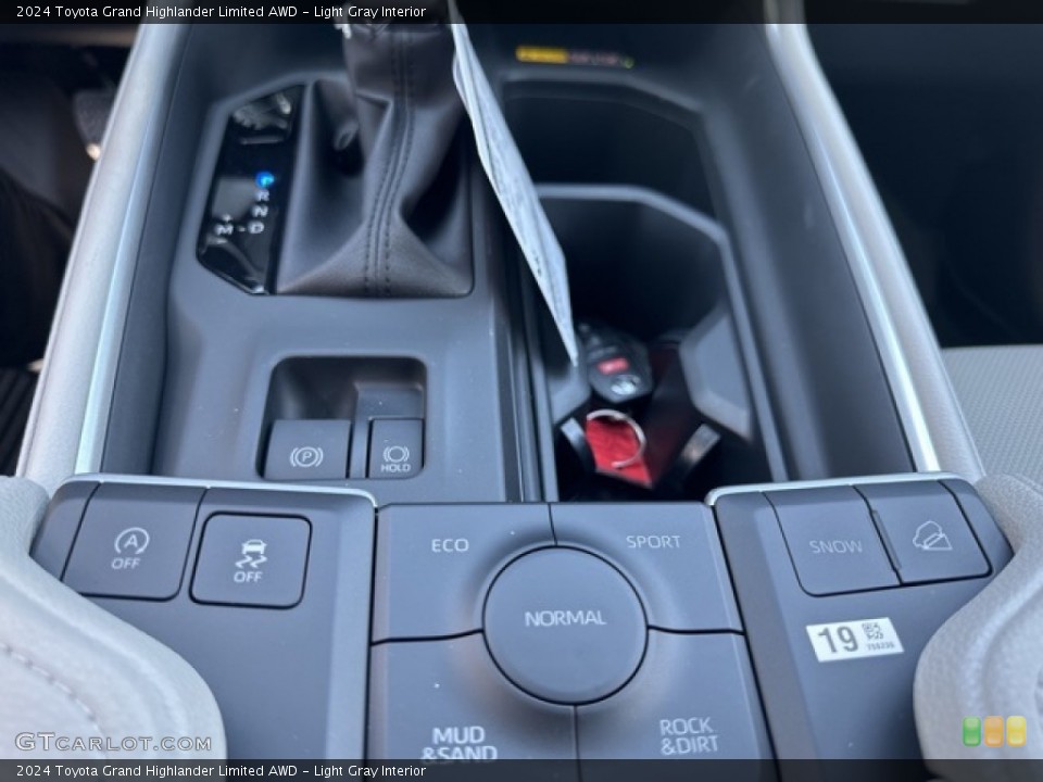 Light Gray Interior Controls for the 2024 Toyota Grand Highlander Limited AWD #146531354