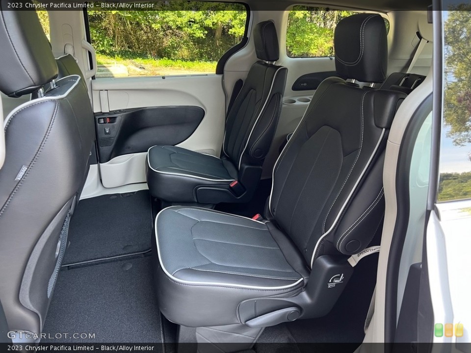 Black/Alloy Interior Rear Seat for the 2023 Chrysler Pacifica Limited #146590775