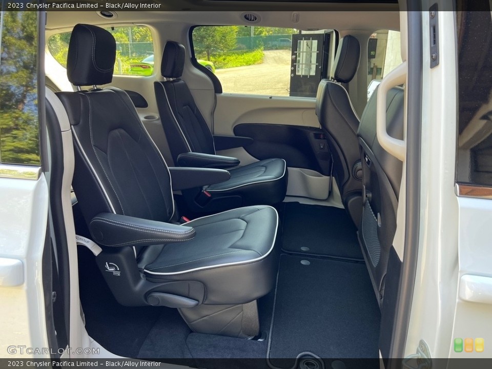 Black/Alloy Interior Rear Seat for the 2023 Chrysler Pacifica Limited #146590835