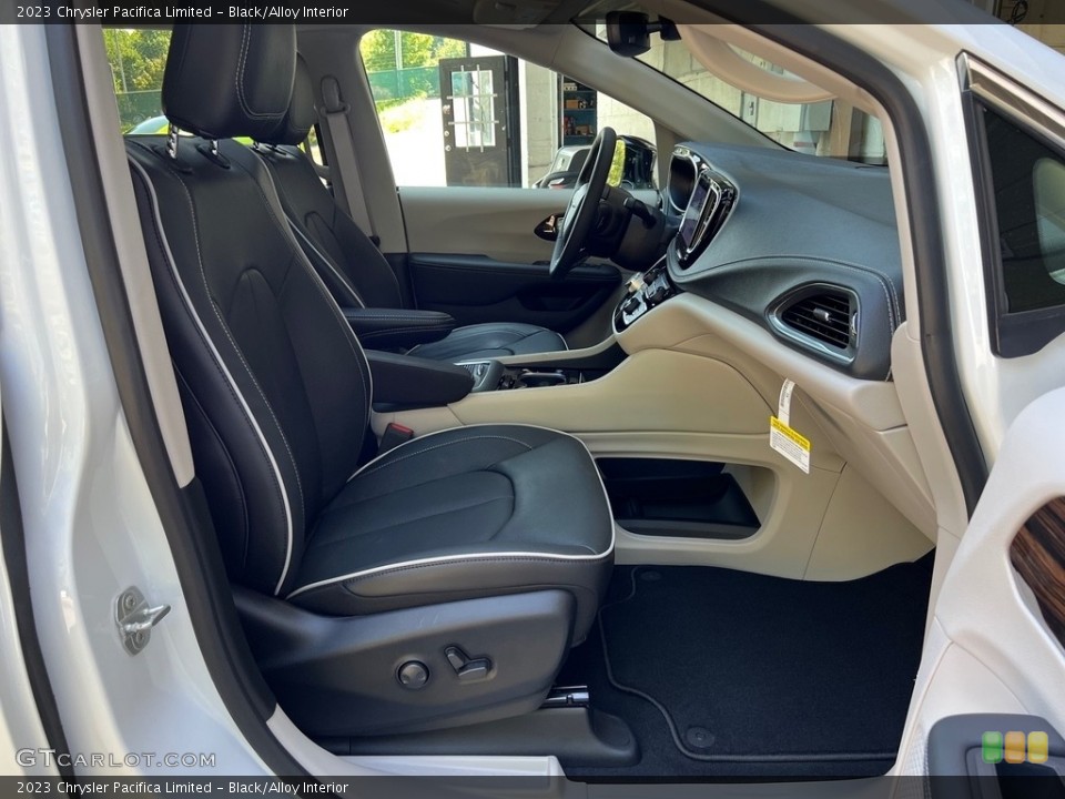 Black/Alloy 2023 Chrysler Pacifica Interiors