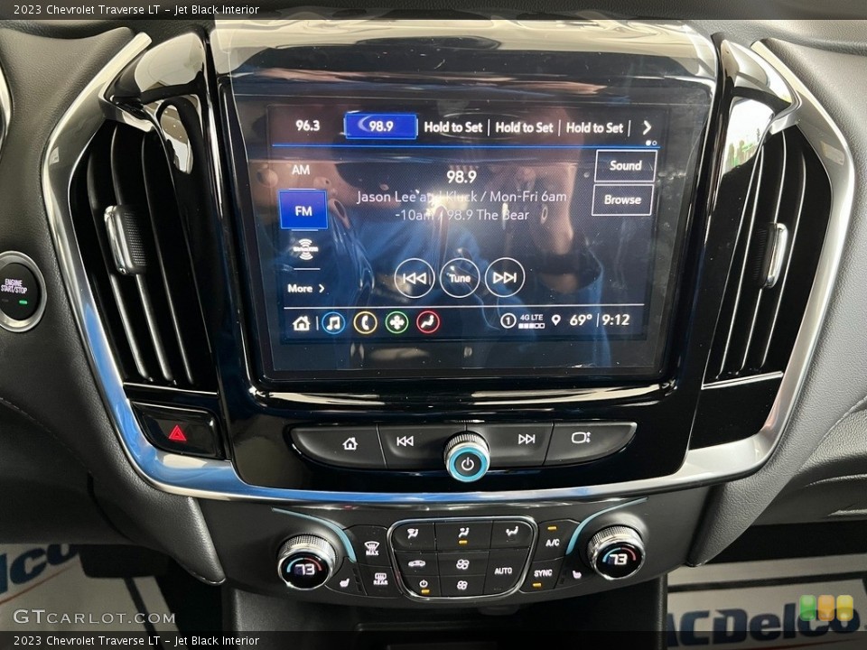 Jet Black Interior Controls for the 2023 Chevrolet Traverse LT #146610052
