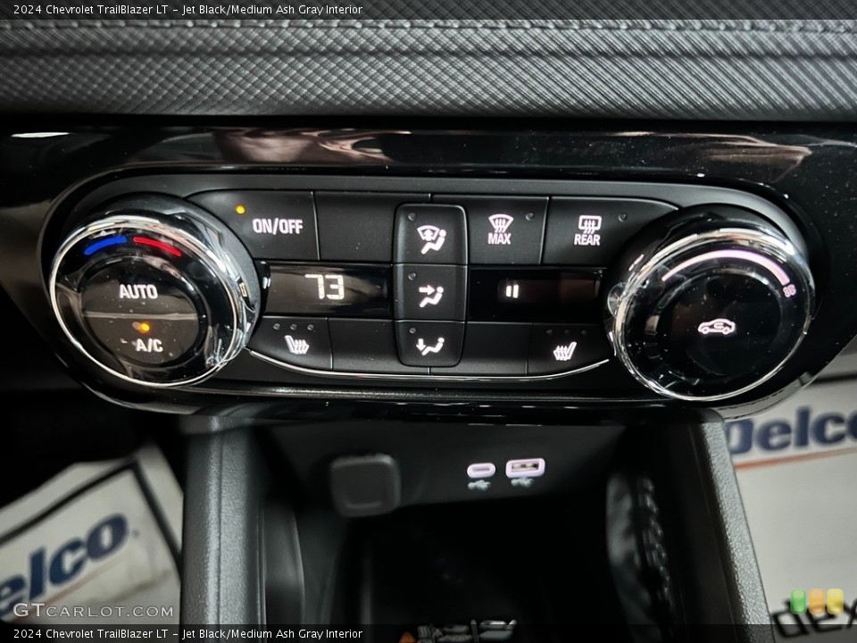 Jet Black/Medium Ash Gray Interior Controls for the 2024 Chevrolet TrailBlazer LT #146611120