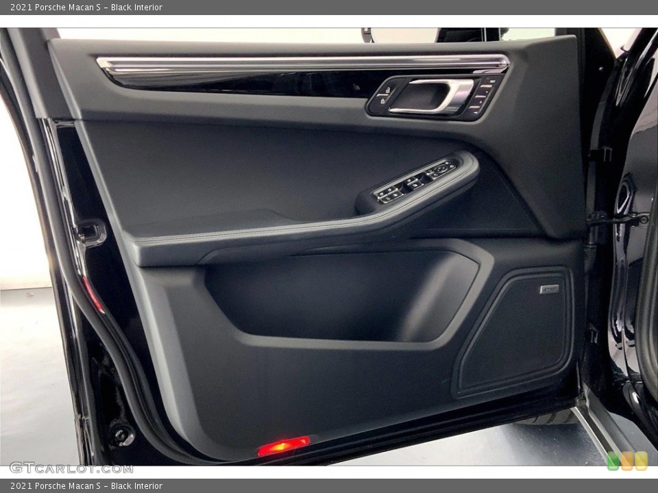Black Interior Door Panel for the 2021 Porsche Macan S #146625307