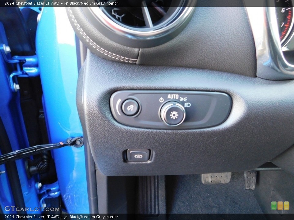 Jet Black/Medium Gray Interior Controls for the 2024 Chevrolet Blazer LT AWD #146723049