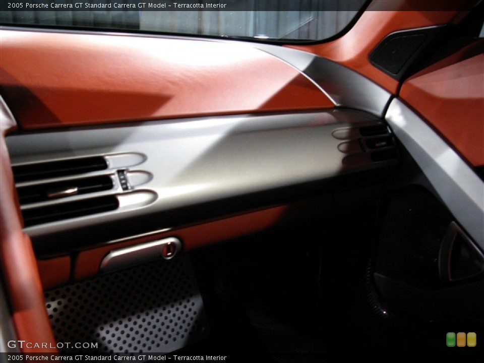 Terracotta Interior Photo for the 2005 Porsche Carrera GT  #272656