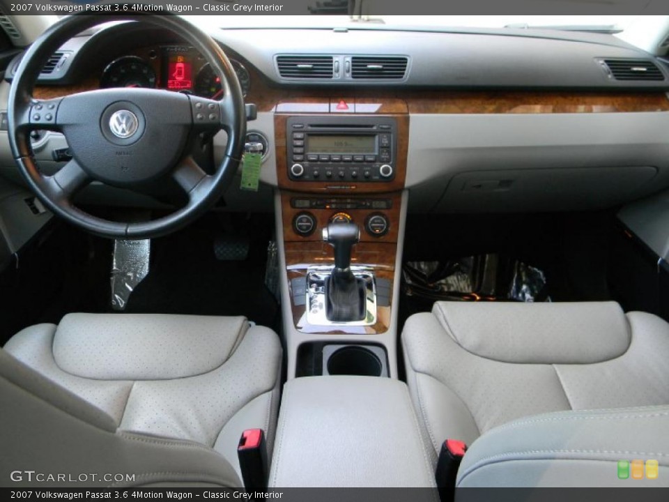 Classic Grey Interior Dashboard for the 2007 Volkswagen Passat 3.6 4Motion Wagon #33410609