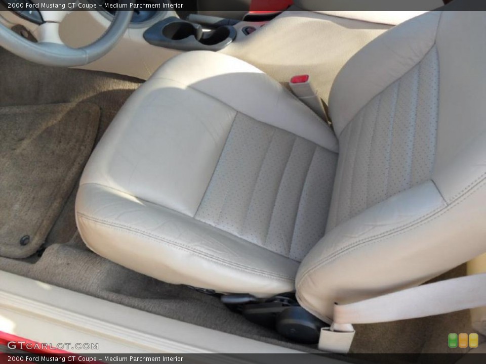 Medium Parchment Interior Photo for the 2000 Ford Mustang GT Coupe #33565723
