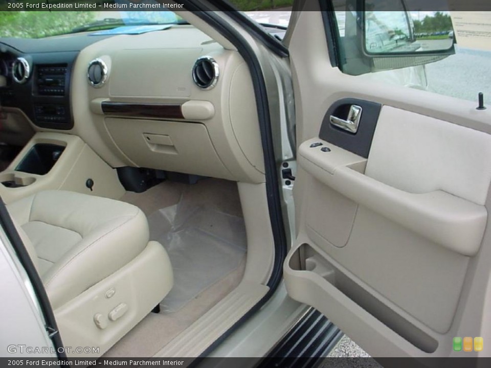 Medium Parchment Interior Photo for the 2005 Ford Expedition Limited #37797348