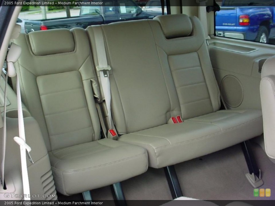 Medium Parchment Interior Photo for the 2005 Ford Expedition Limited #37797392