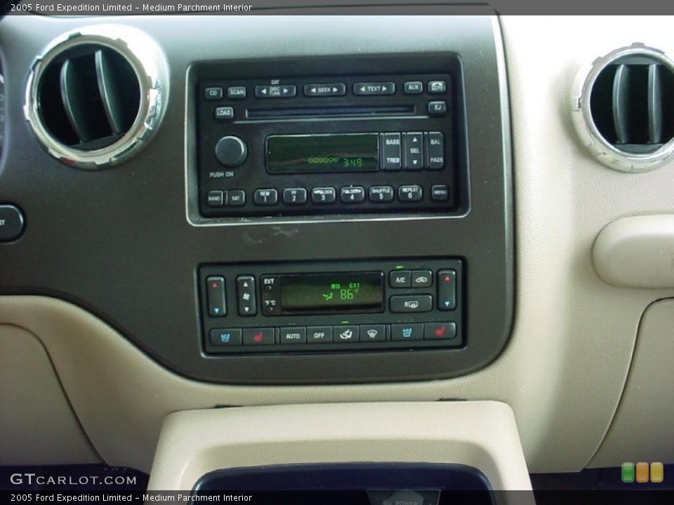 Medium Parchment Interior Photo for the 2005 Ford Expedition Limited #37797468