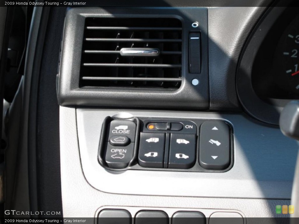 Gray Interior Controls for the 2009 Honda Odyssey Touring #37888960